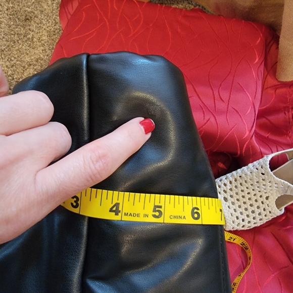 Victoria's Secret Purse. NWT black plush purse. - Picture 9 of 11